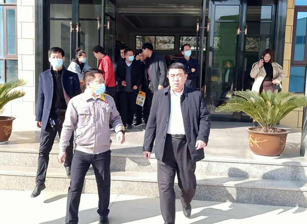 河南省農業(yè)廳專家驗收小組對蘭考花生基地及特香型花生油加工設備進行綠色食品加工認證驗收(圖2) 河南省農業(yè)廳專家驗收小組對蘭考花生基地及特香型花生油加工設備進行綠色食品加工認證驗收(圖2)